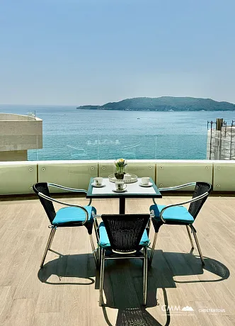 Deniz Kenarında Lüks: Rafailoviç'te Panoramik Manzaralı Şık Daire